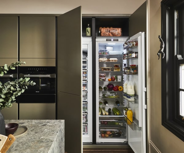 Magnet integrated fridge freezer top